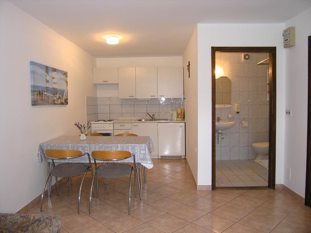 Apartmani Dolencic Krk Town Exterior photo