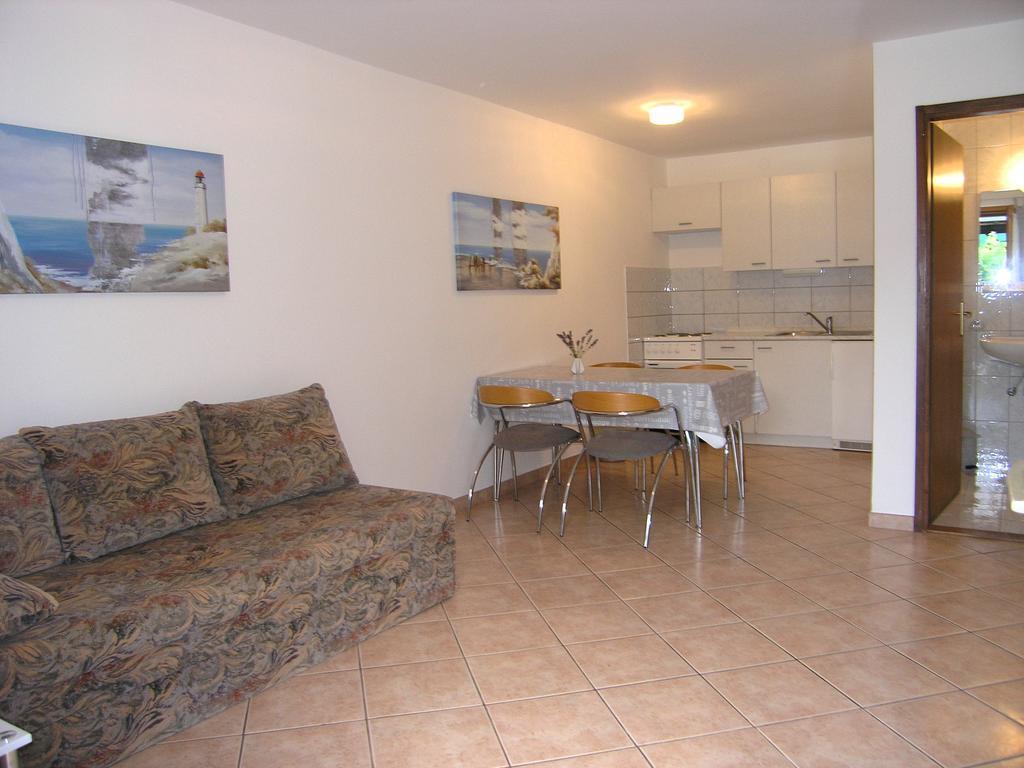 Apartmani Dolencic Krk Town Exterior photo