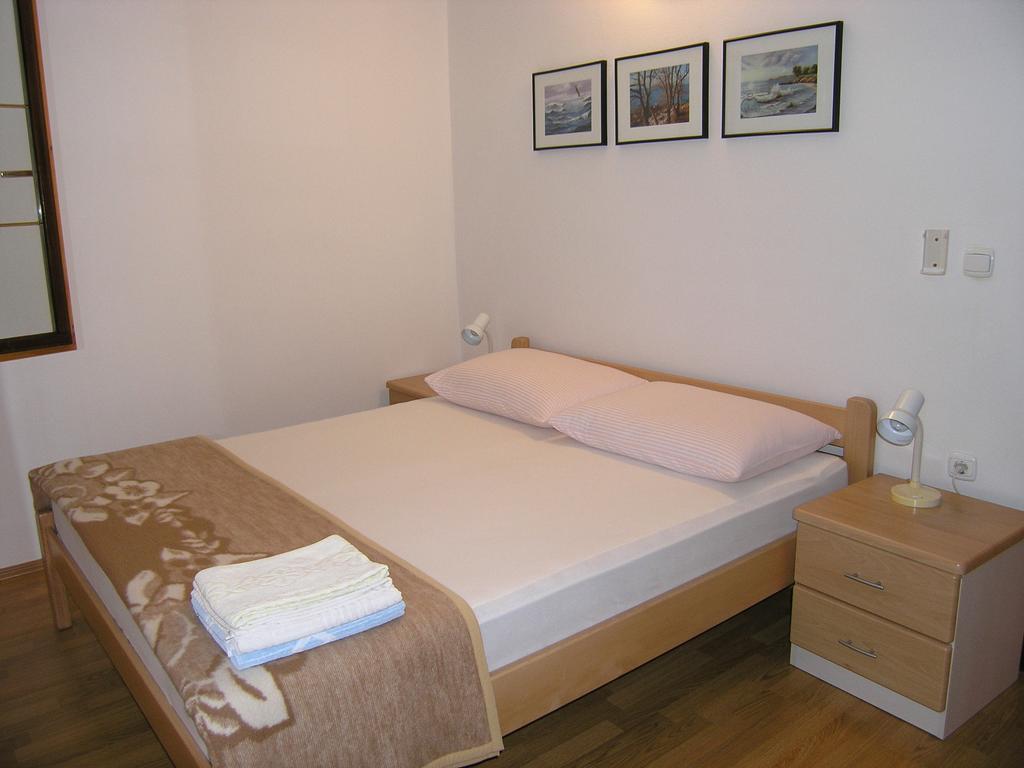 Apartmani Dolencic Krk Town Exterior photo