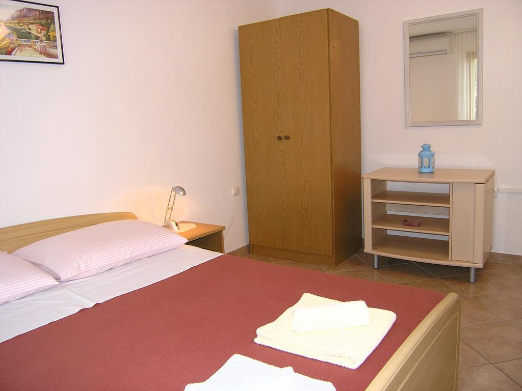 Apartmani Dolencic Krk Town Exterior photo